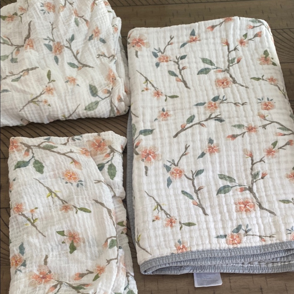 Red rovr Floral Patterned Bedding Set for baby